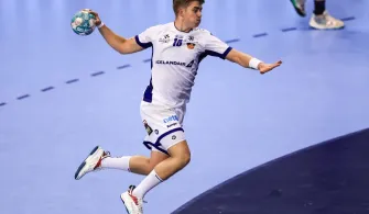 handboltamaður á lofti að skjóta boltanum